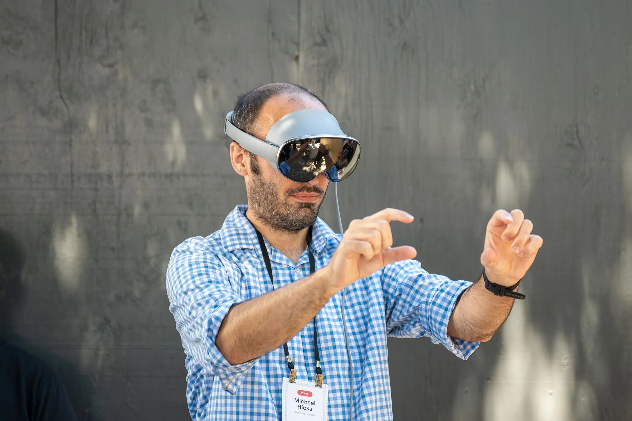 Người đội headset Project Moohan tại Google I/O 2025, thao tác bằng cả hai tay