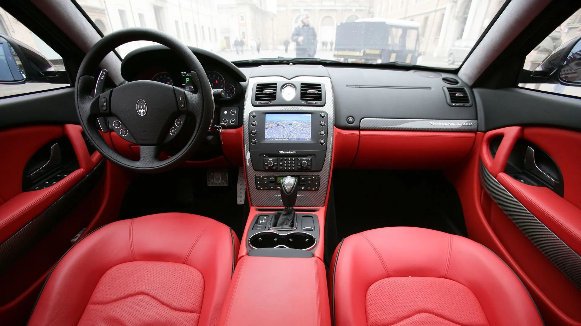Nội thất Maserati Quattroporte màu đen, thể hiện không gian sang trọng của bản S.