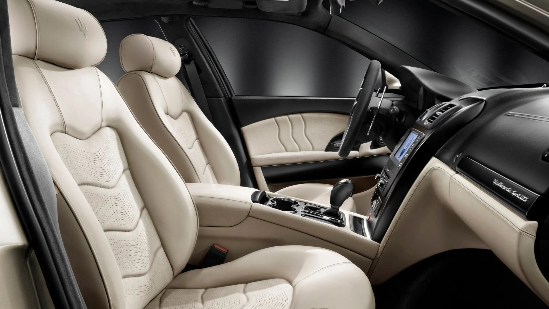 Nội thất Quattroporte 2010, minh họa vị trí lái và khu vực điều khiển cần kiểm tra khi mua.