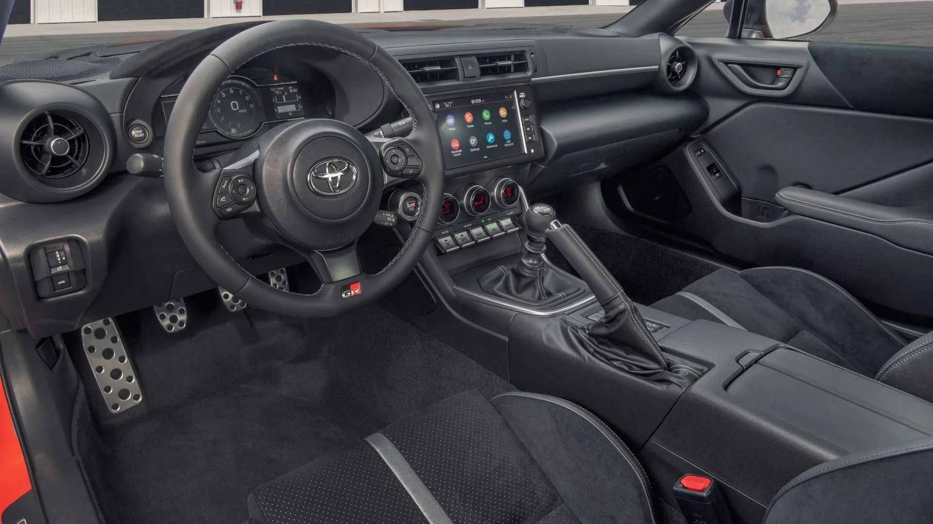 Nội thất Toyota GR86 2022 với ghế trước, vô-lăng và màn hình giải trí, thể hiện bố cục cabin hướng về người lái.