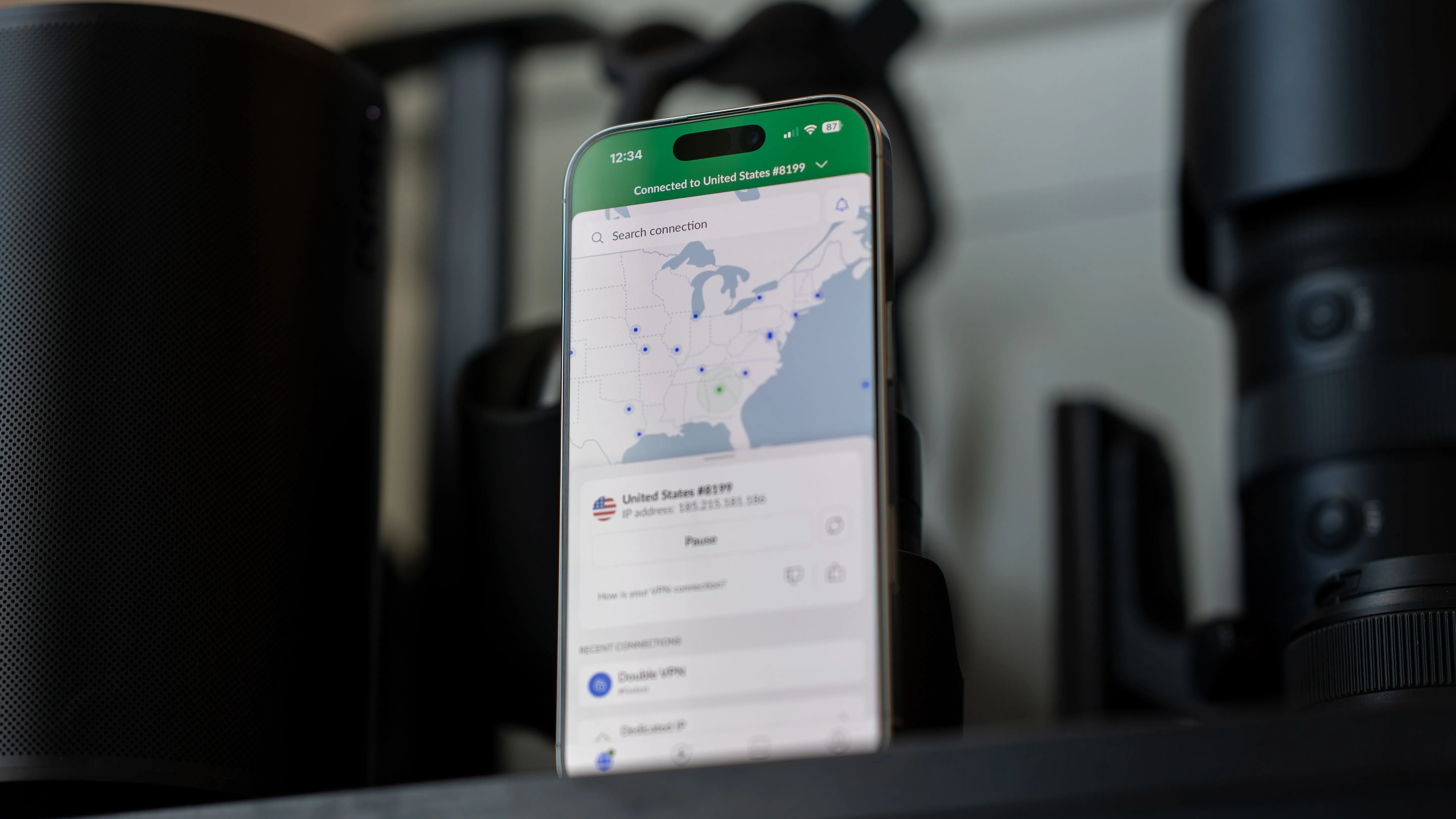 NordVPN chạy trên iPhone, giao diện ứng dụng VPN tương thích Chromebook
