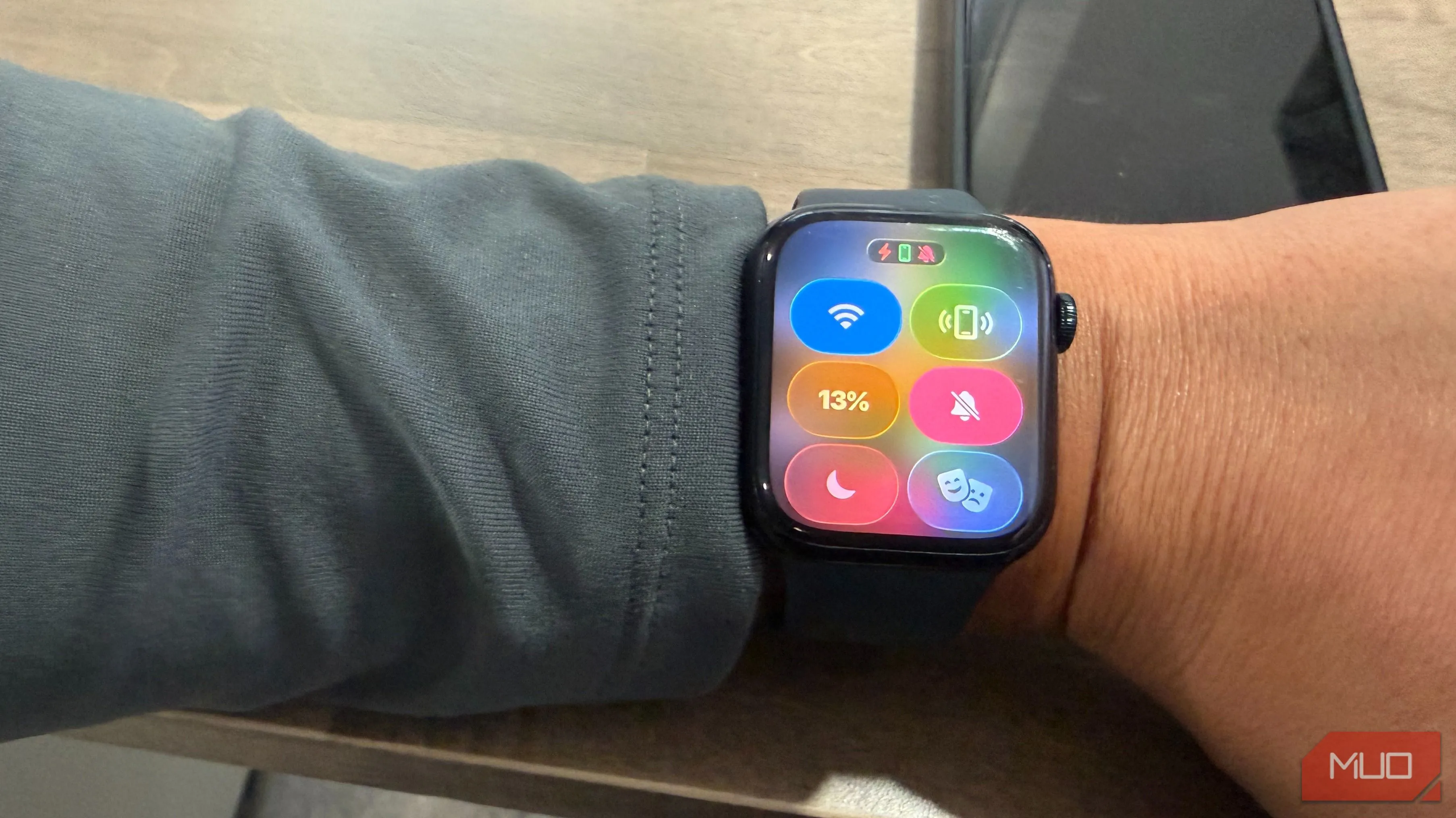 Nút ping iPhone trên Control Center của Apple Watch, dùng để phát âm thanh và nháy đèn pin