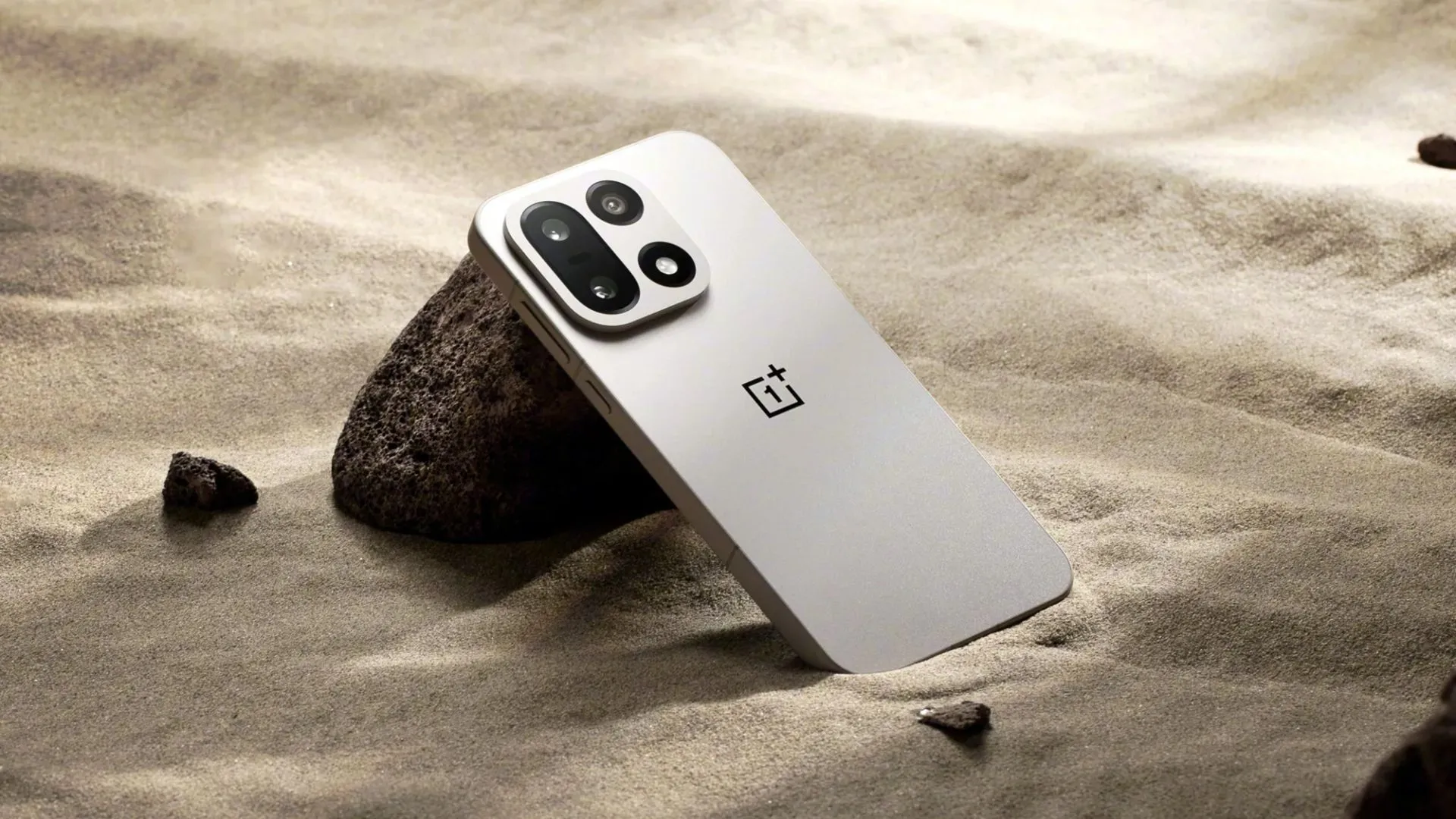 OnePlus 15 đặt trên nền cát, ảnh chính thức giới thiệu thiết kế