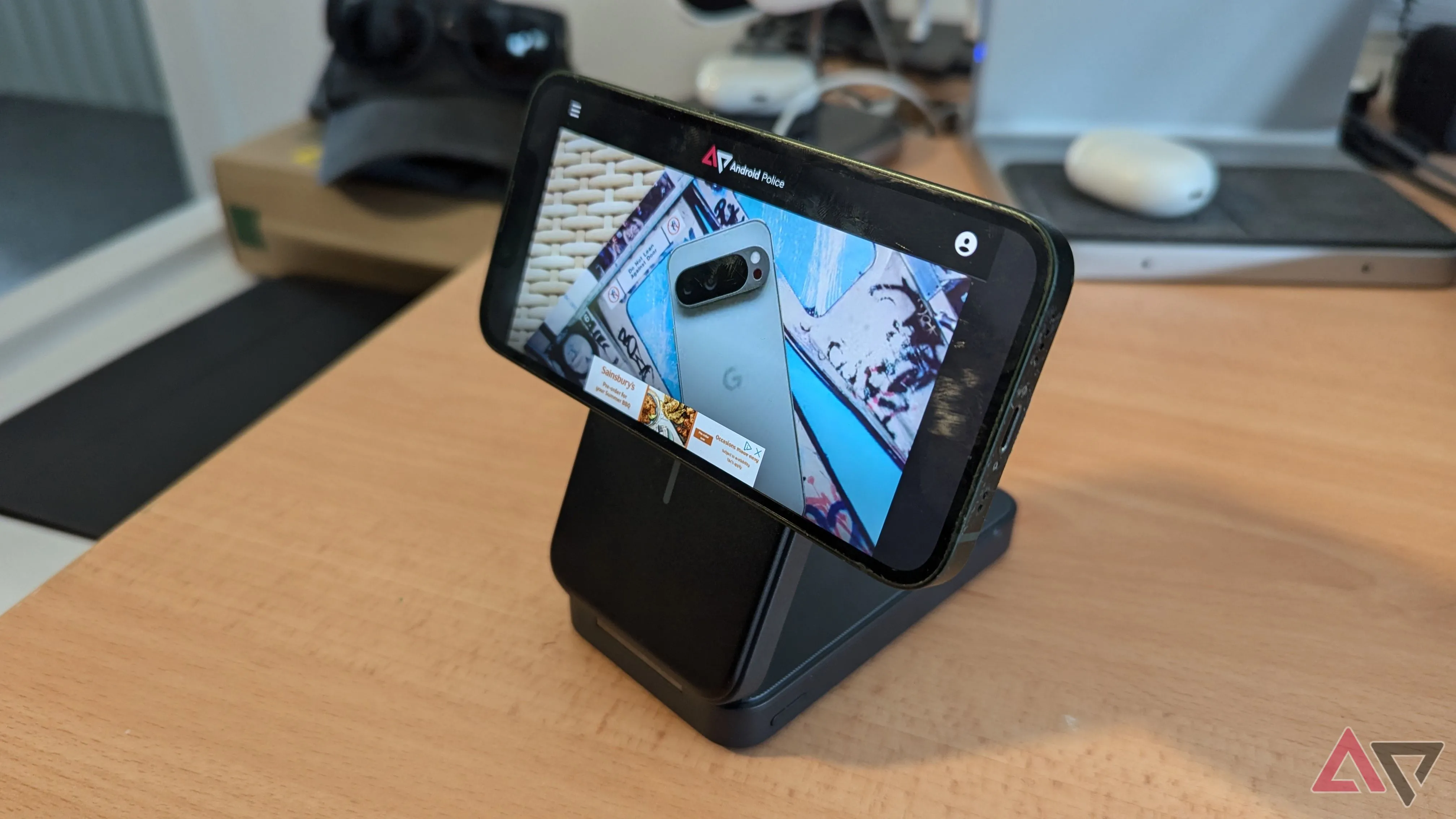 Pin dự phòng Anker MagGo bên cạnh iPhone 13 Mini đặt ngang trên bàn, gợi nhớ về kích thước nhỏ gọn và tính di động của máy