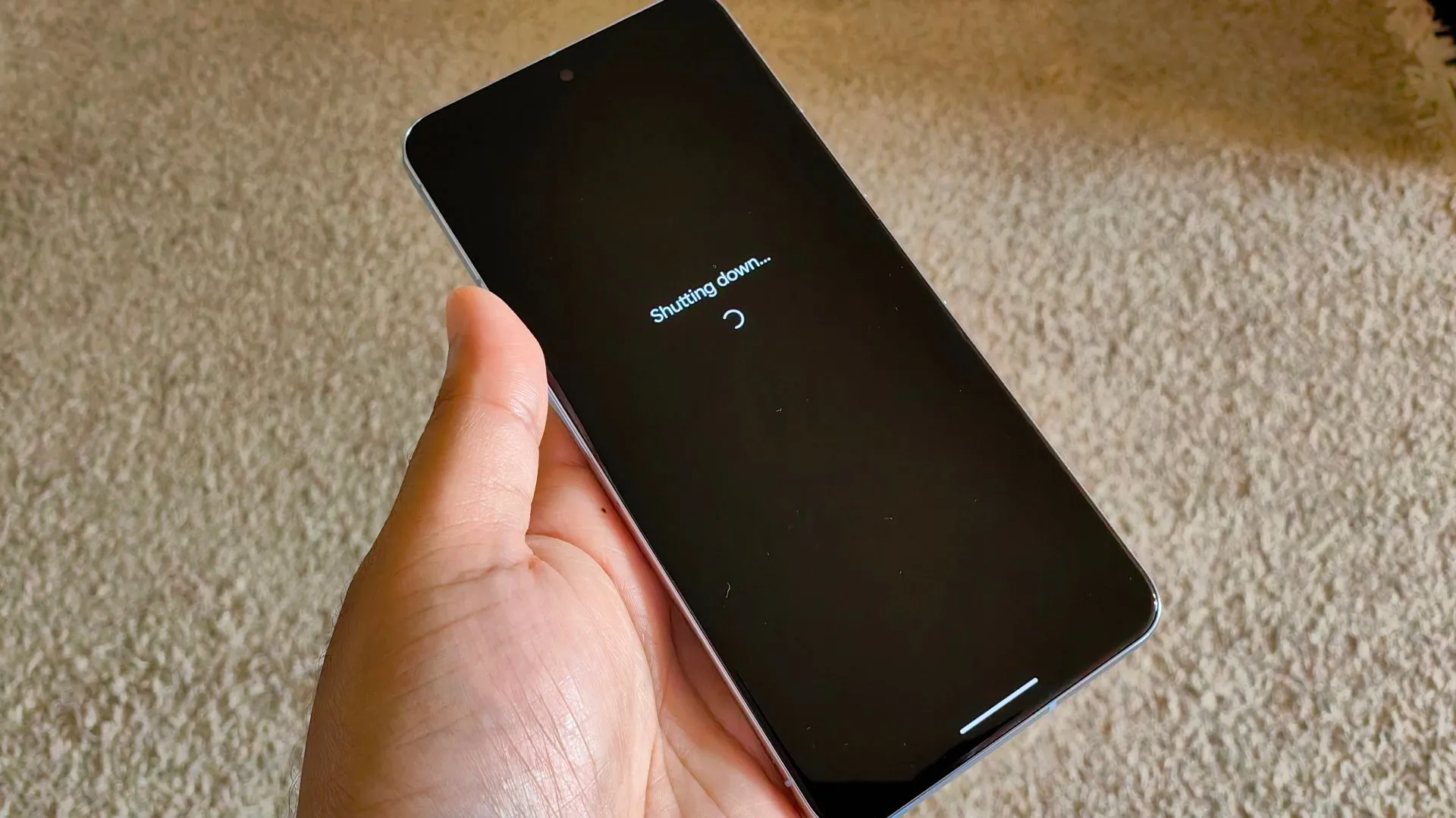 Pixel 8 Pro đang tắt máy, minh hoạ việc thiết bị có thể vẫn gửi tín hiệu Bluetooth khi tắt nguồn để phục vụ Find Hub