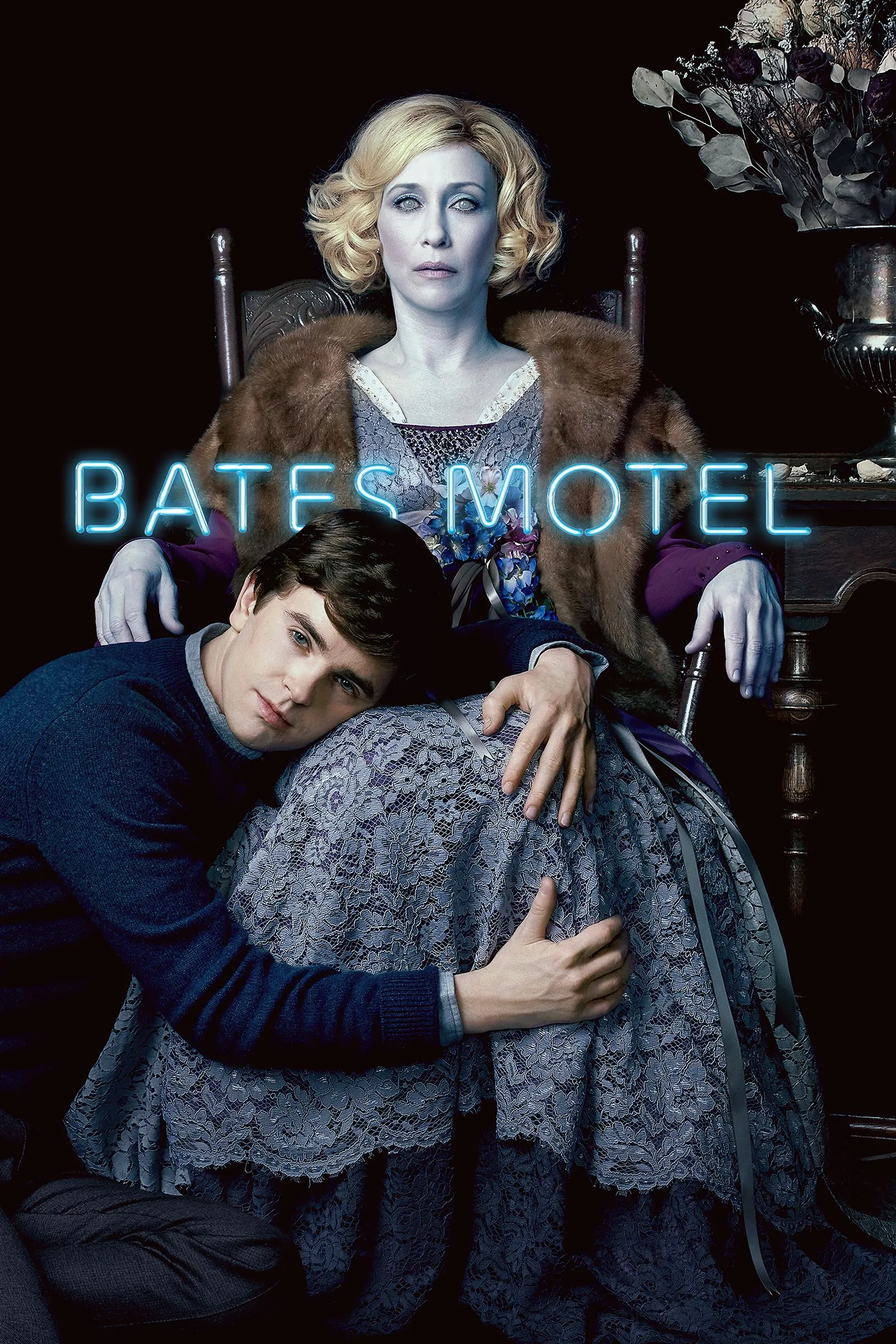 Poster Bates Motel: hình ảnh Norma và Norman trong không gian motel ven biển u ám