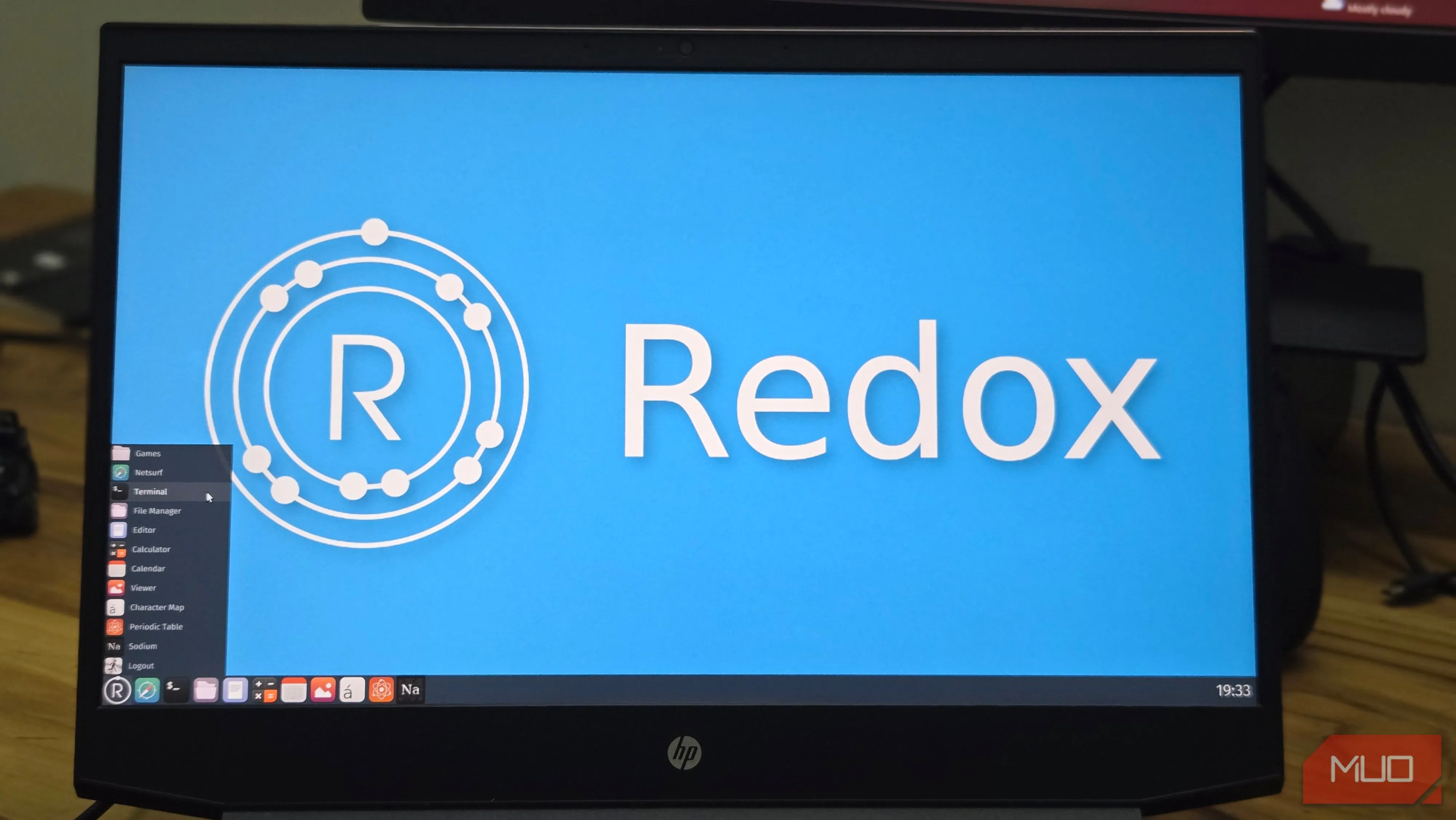 Redox OS chạy trên laptop HP với giao diện Orbital và ứng dụng mở màn hình