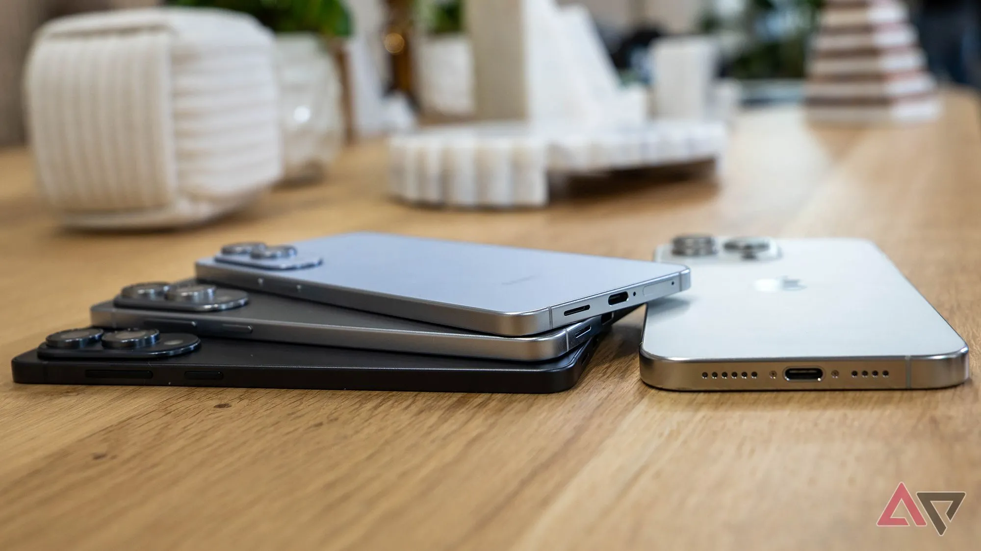 Samsung Galaxy S25 Edge chụp cận, nhấn mạnh thiết kế mỏng và cạnh cong, biểu tượng cho xu hướng theo đuổi “mỏng” của các hãng