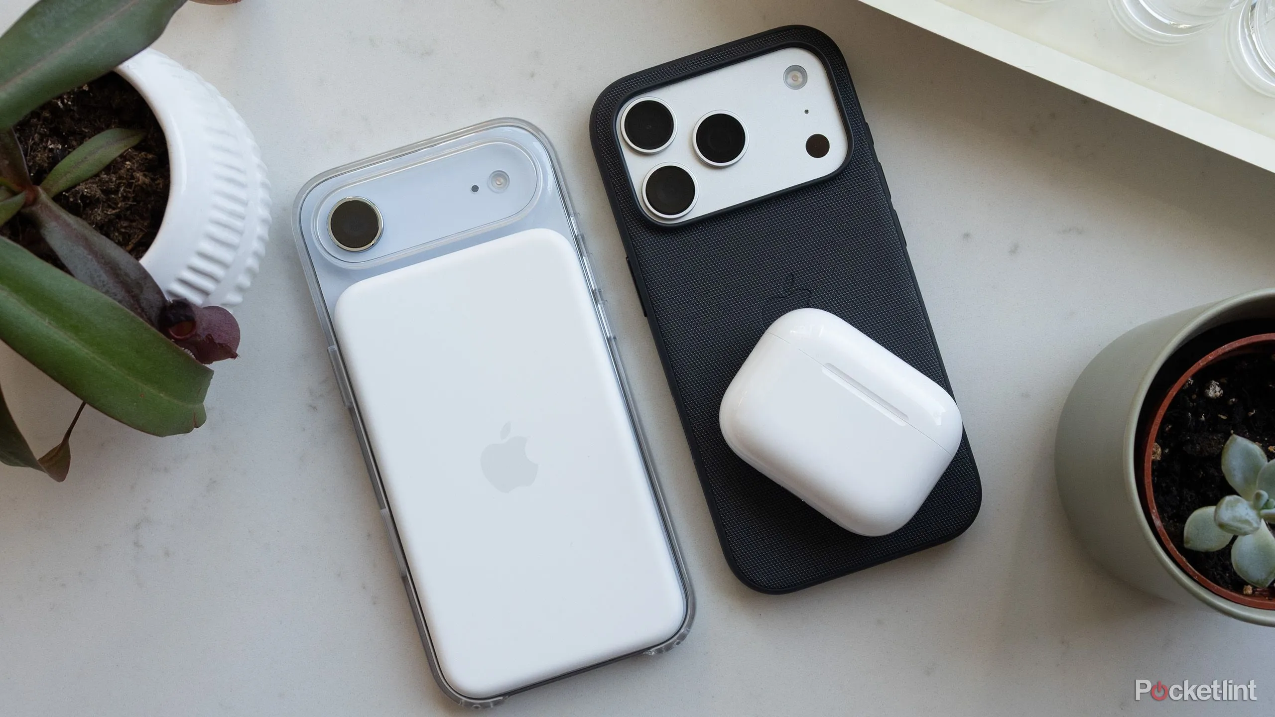 So sánh iPhone Air và iPhone 17 Pro, nhấn mạnh sự khác biệt về cụm camera và kích thước tổng thể