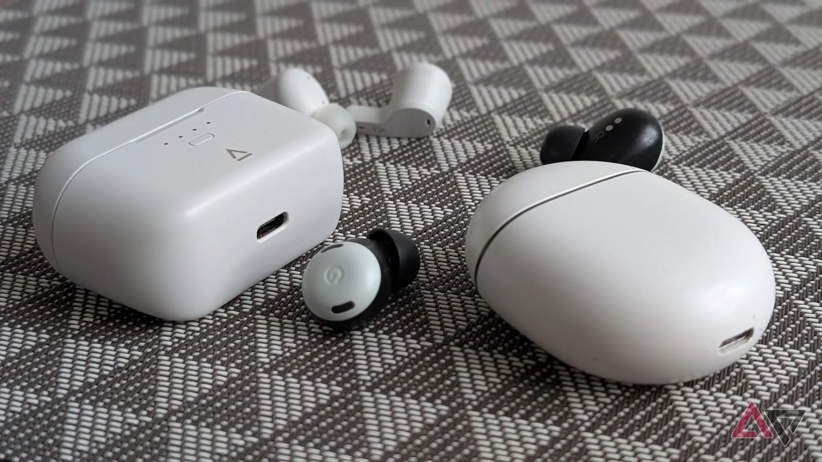 So sánh Pixel Buds Pro và Creative Zen Air SXFI đặt cạnh nhau — thiết kế và kích thước