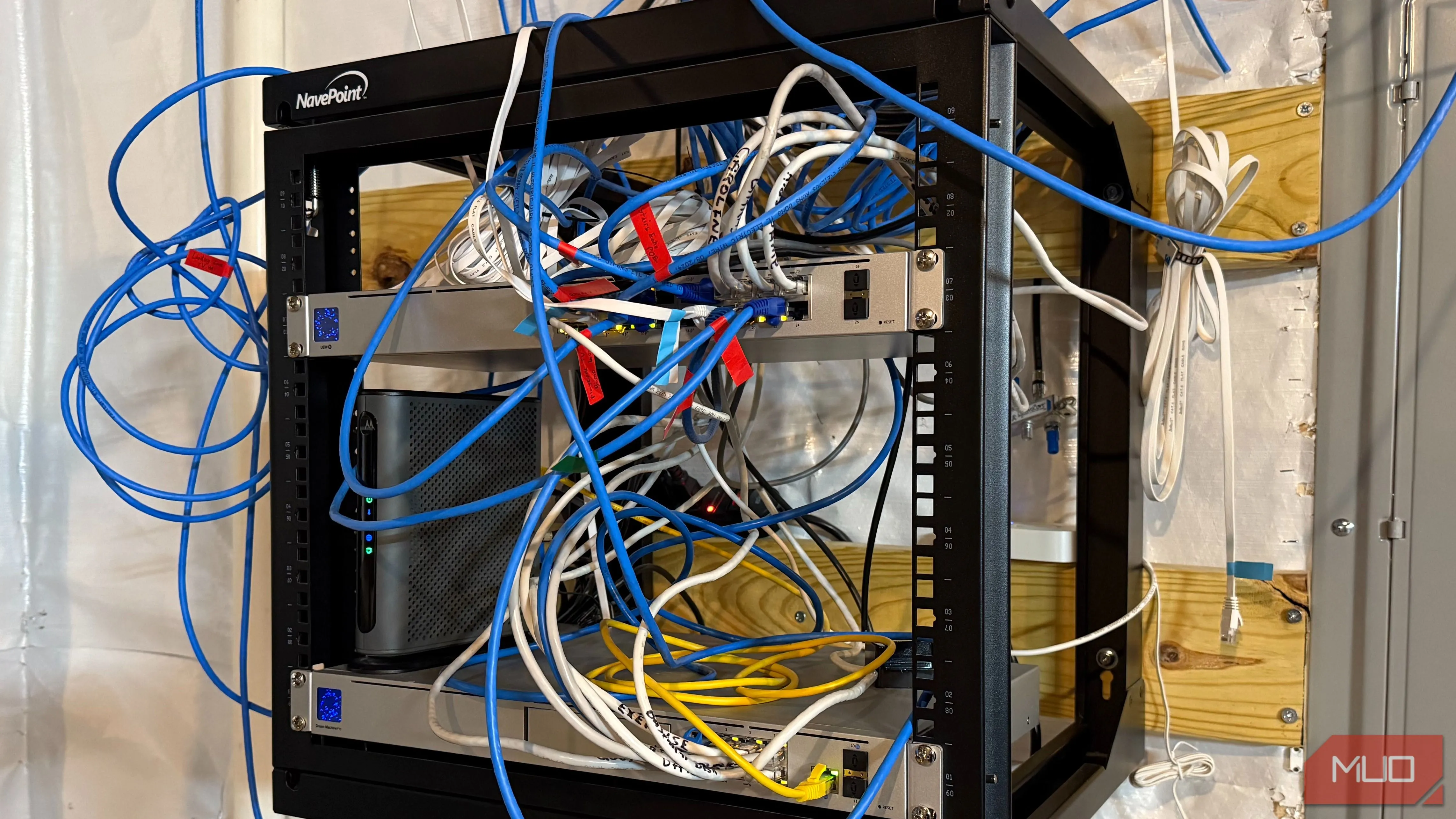 Thiết bị Ubiquiti đặt trong tầng hầm, hệ thống mạng gia đình với bốn access point