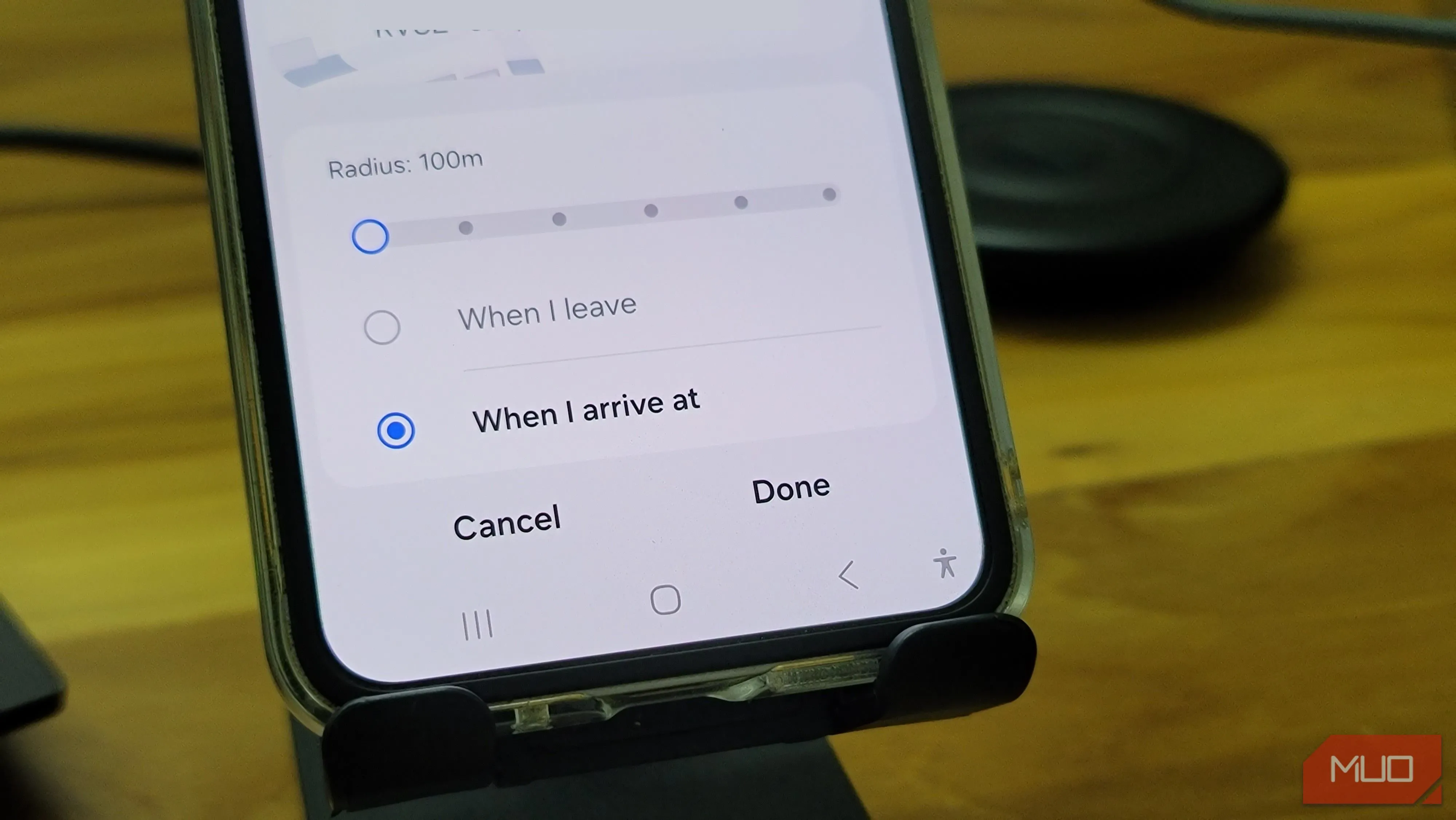Tùy chọn nhắc theo vị trí (location-based reminder) trong Samsung Reminder trên Galaxy Z Flip 6, cho phép chọn kích hoạt khi đến hoặc rời địa điểm