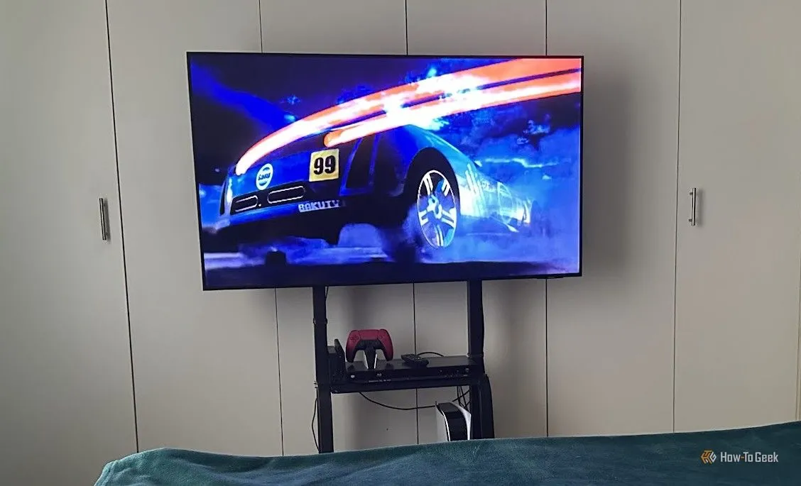 TV Samsung gắn trên giá di động, có thể di chuyển giữa phòng ngủ và phòng khách