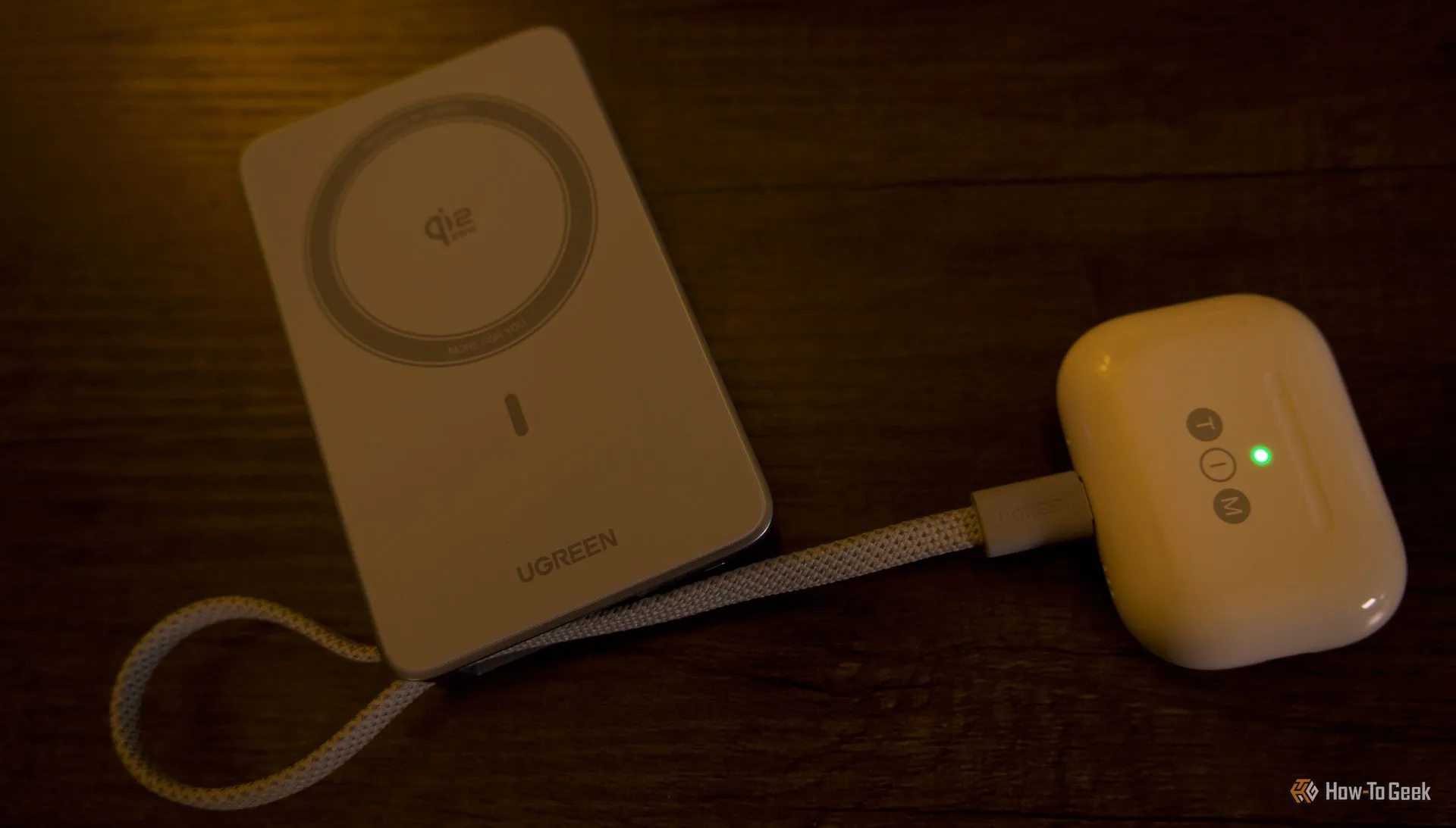 Ugreen MagFlow sạc AirPods và điện thoại trên bàn