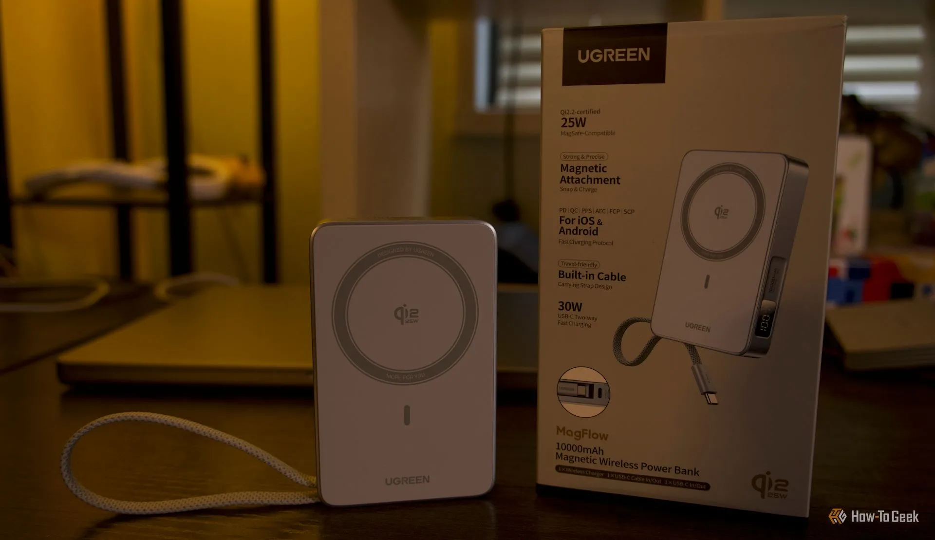 Ugreen MagFlow và hộp sản phẩm đặt cạnh nhau trên nền gỗ