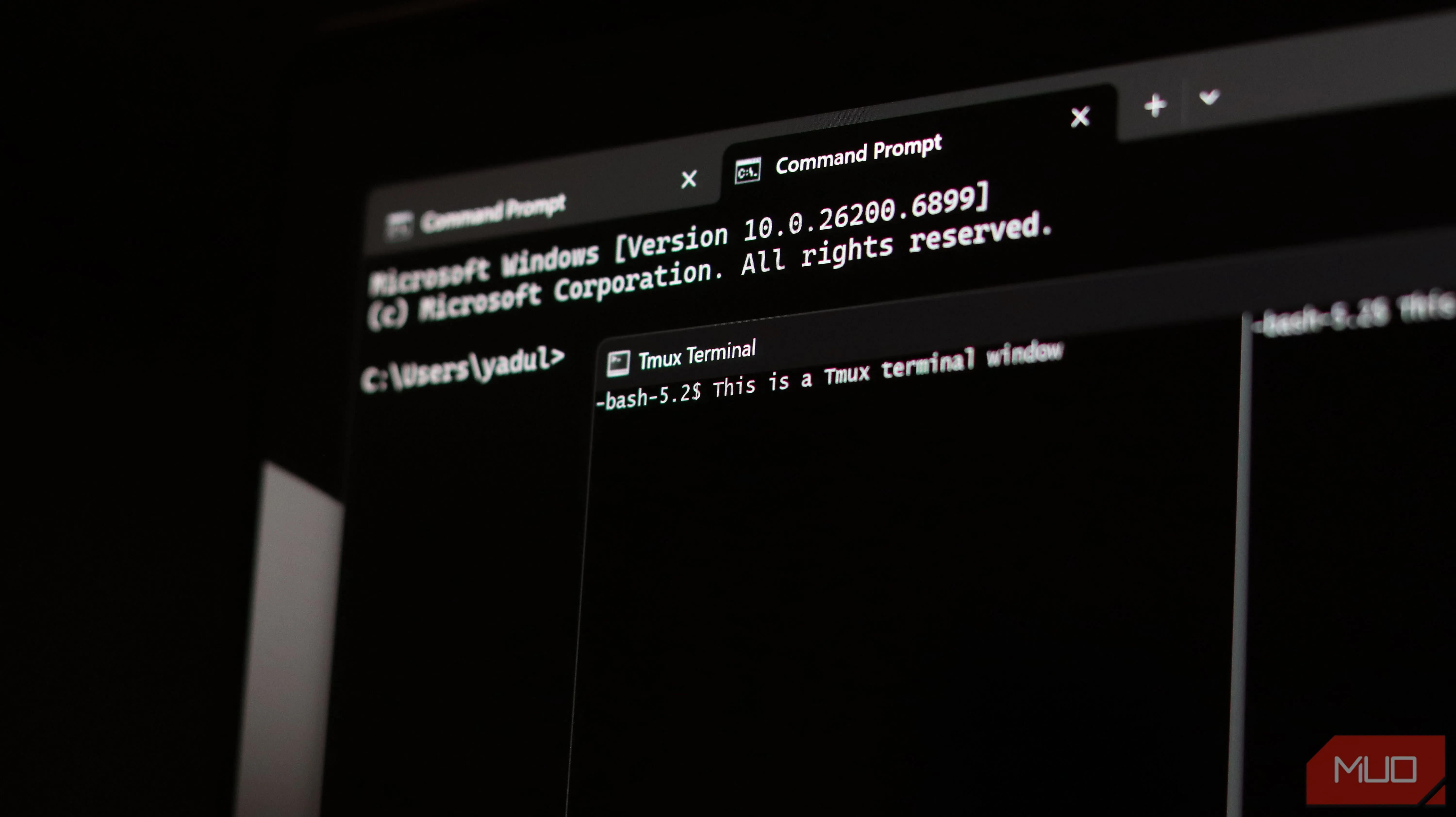 Windows Terminal và itmux mở trên Windows 11, so sánh giao diện GUI và giao diện terminal thuần.