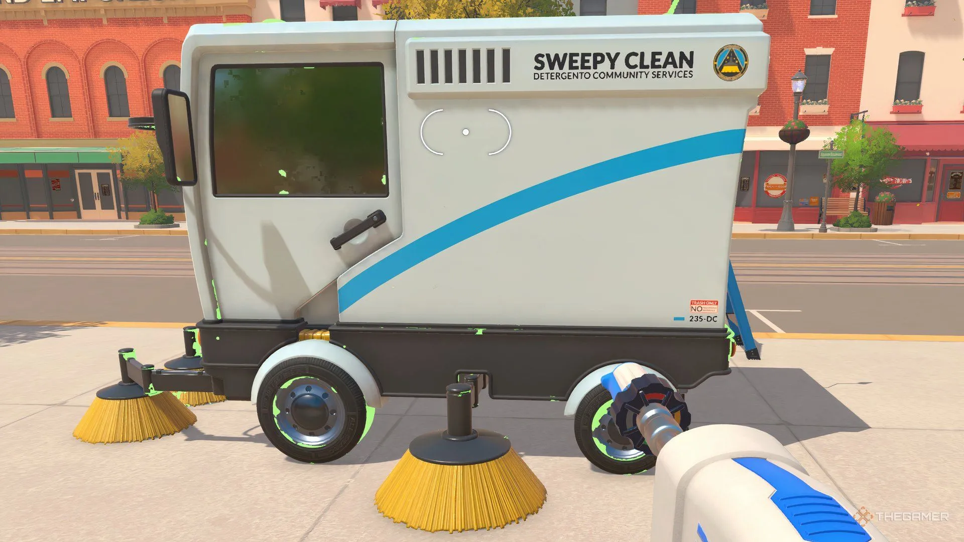Xe quét đường với vệt đánh dấu bẩn màu xanh lá trong PowerWash Simulator 2.